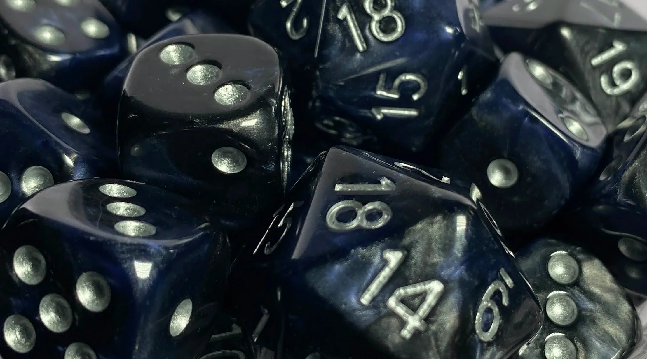 Shimmering Gloom Dice Color